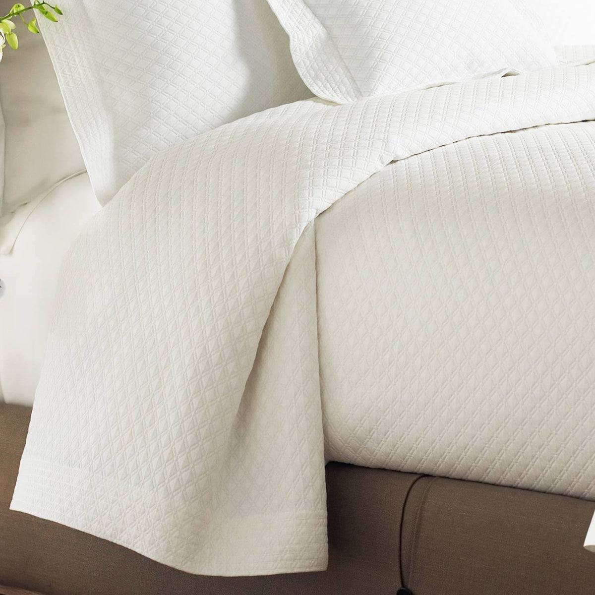 White Queen Coverlet T462232